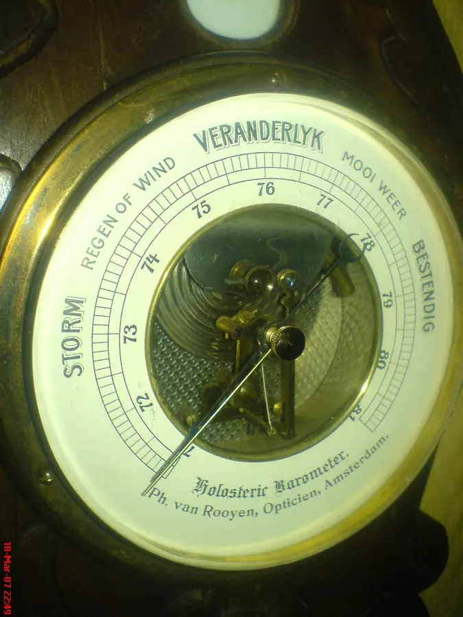 Holosteric barometer